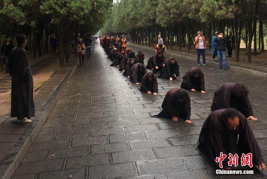 Hundreds of Buddhists participate in pilgrimage to Shaolin Temple