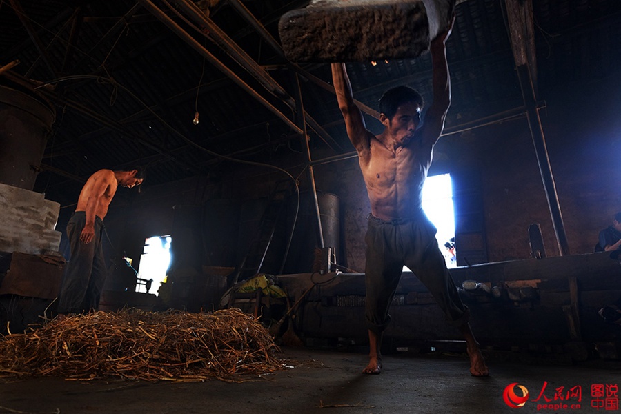 Traditional way of extracting oil in Anhui