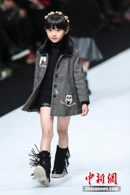Little models in China's Fashion Week
