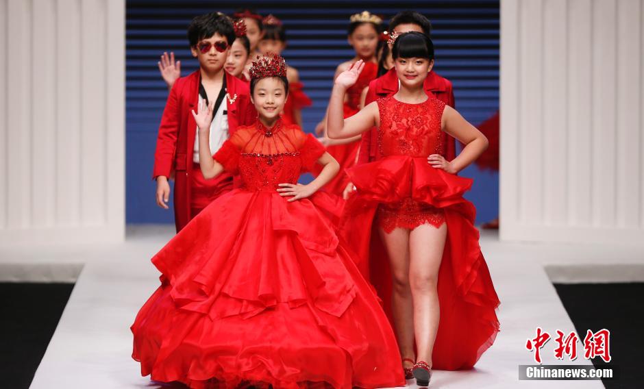 Little models in China's Fashion Week