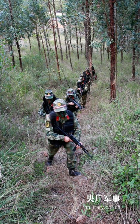 Female soldier of armed police force climbs cliff barehanded