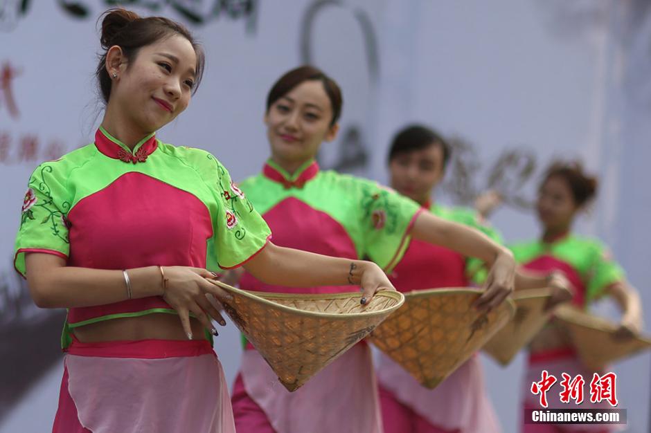 Beautiful tea specialists perform in Tea Culture Week