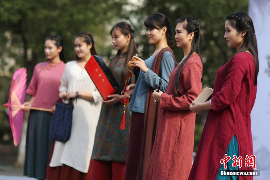 Beautiful tea specialists perform in Tea Culture Week