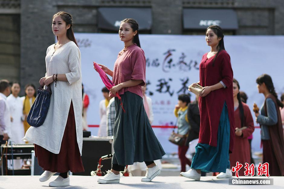 Beautiful tea specialists perform in Tea Culture Week