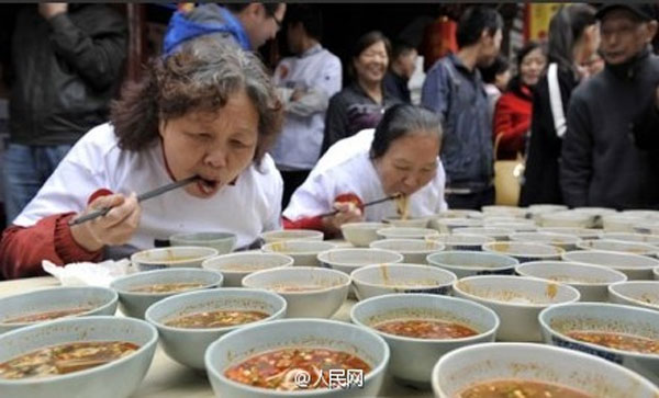 Competitive eater eats up 43 bowls of minced noodles in one minute
