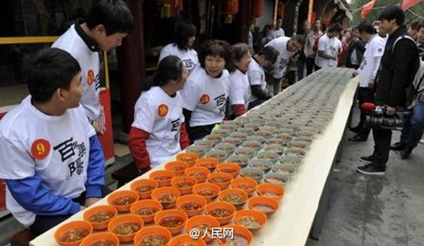 Competitive eater eats up 43 bowls of minced noodles in one minute
