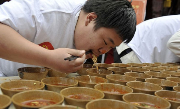 Competitive eater eats up 43 bowls of minced noodles in one minute
