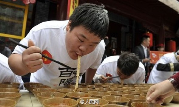 Competitive eater eats up 43 bowls of minced noodles in one minute
