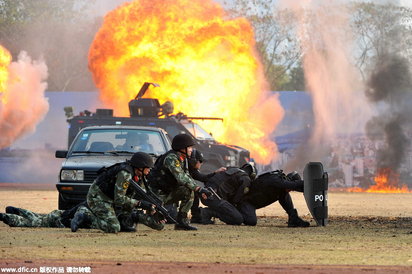 Nanjing public security forces conduct actual combat drill