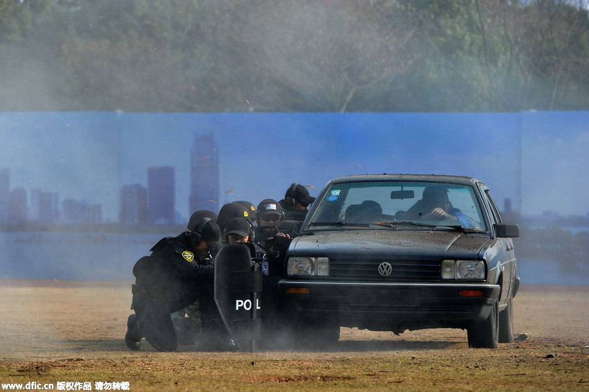 Nanjing public security forces conduct actual combat drill