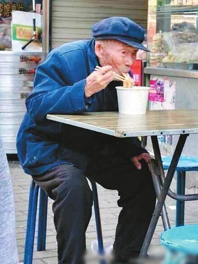 Hostess treats a senior to a free meal after seeing him eating leftovers