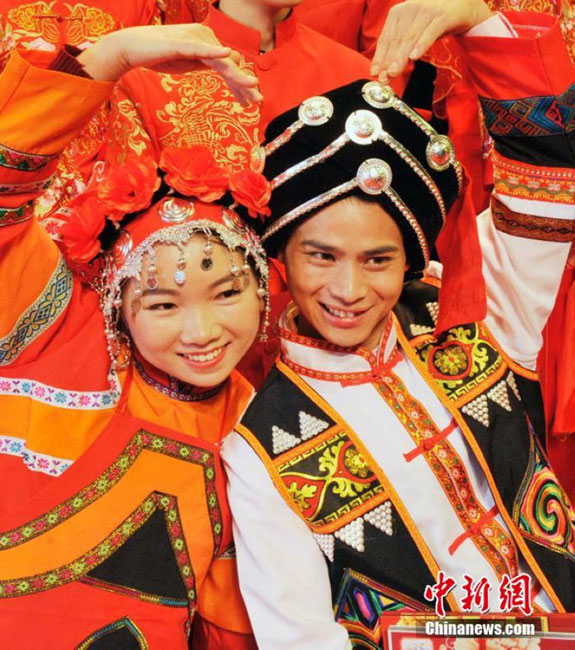 Jubilant group wedding held in Fuzhou
