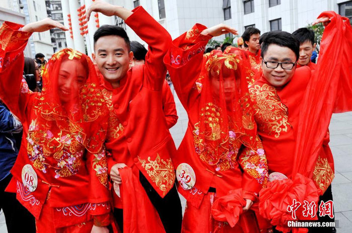 Jubilant group wedding held in Fuzhou
