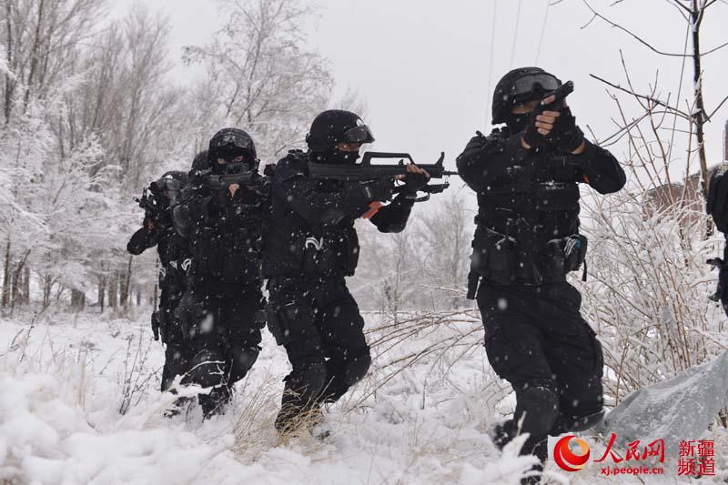 SWAT policemen in Urumqi train with bendable guns