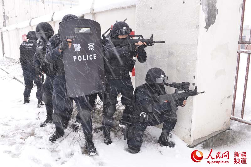 SWAT policemen in Urumqi train with bendable guns