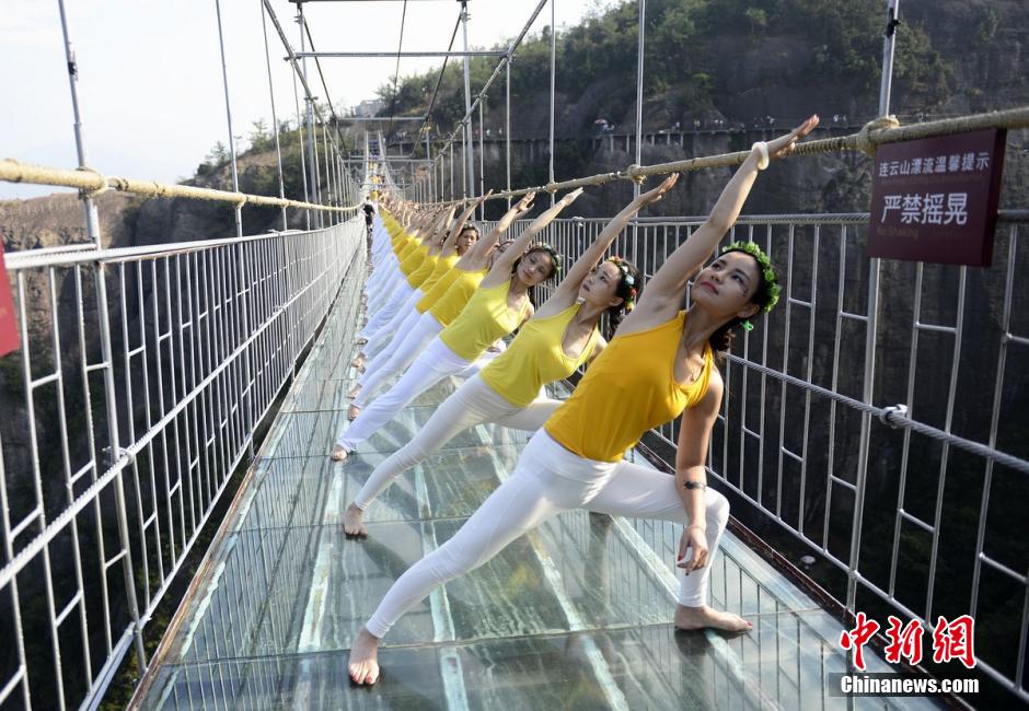 100 people perform yoga on 180-meter-high glass bridge 