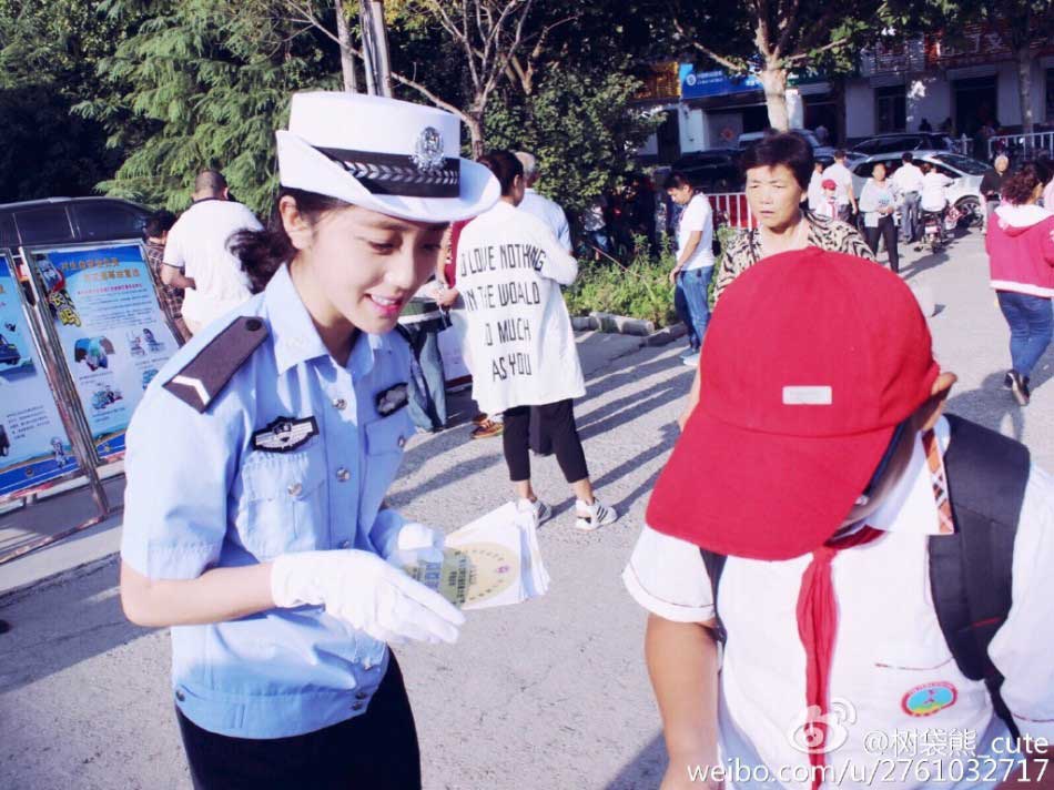 Beautiful graduate from police college becomes Internet hit