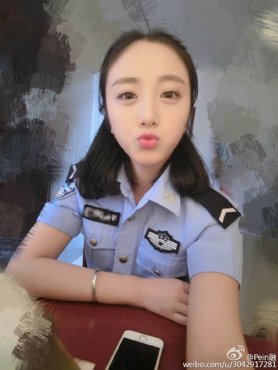 Beautiful graduate from police college becomes Internet hit