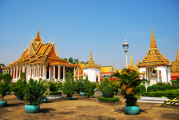 Cambodia detains, releases China's Hong Kong tourist flying drone over Royal Palace