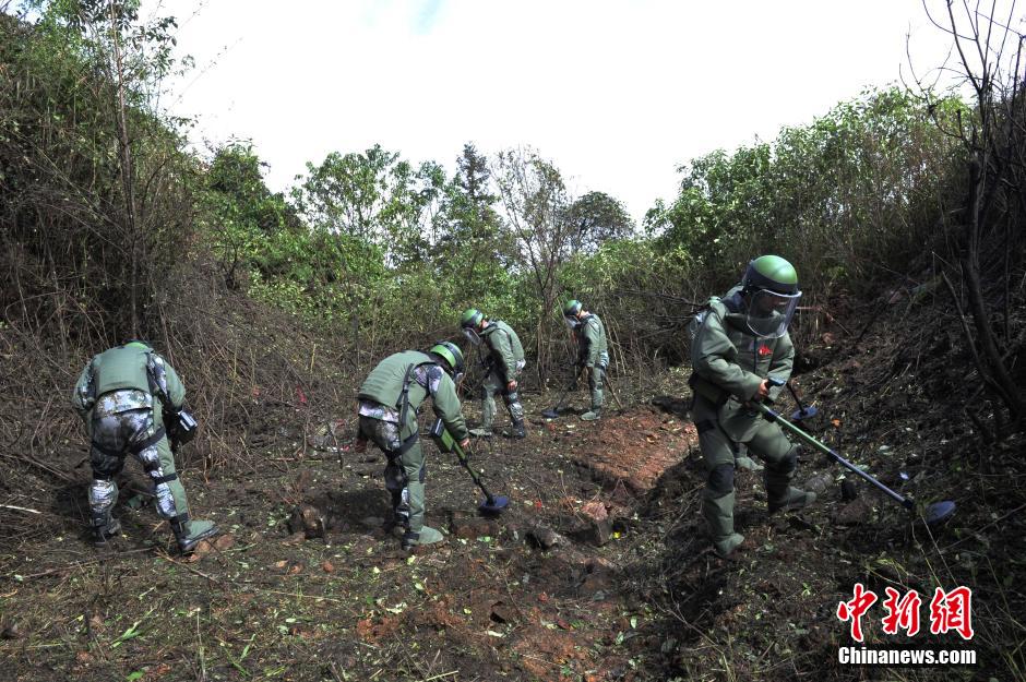 PLA mine sweeping force work at China-Vietnam boarder