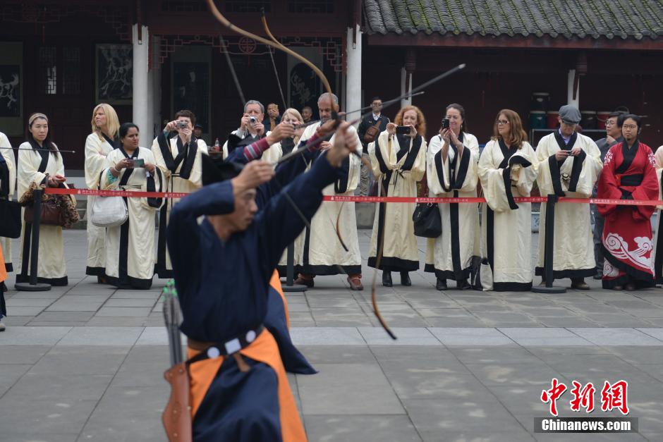 North American salesmen experience Chinese arts in Sichuan