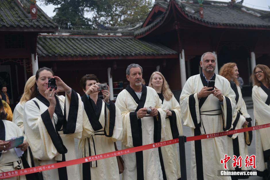 North American salesmen experience Chinese arts in Sichuan