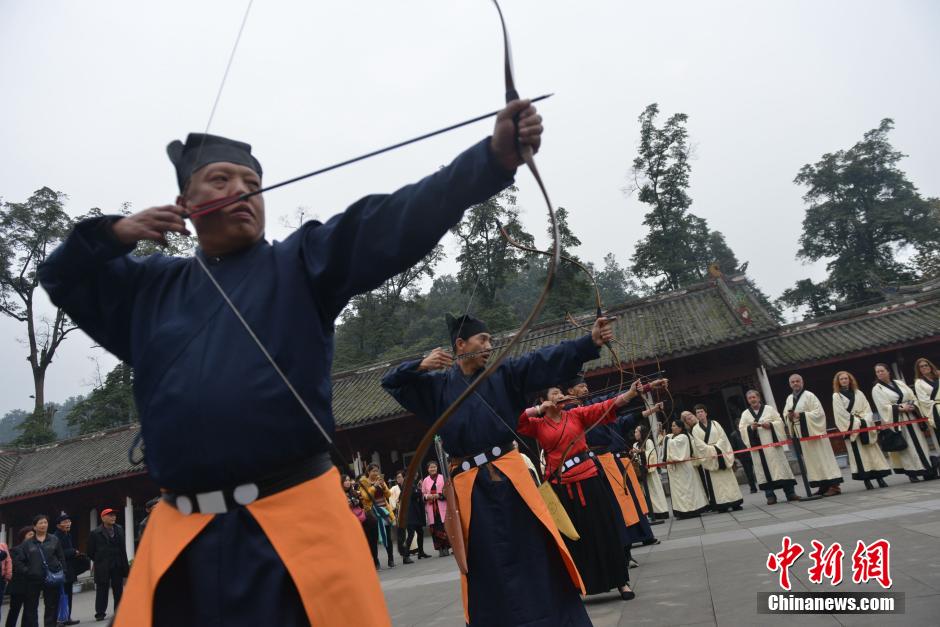 North American salesmen experience Chinese arts in Sichuan