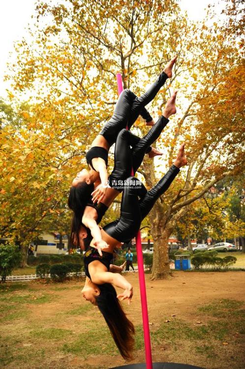 Pole dancing show in E China