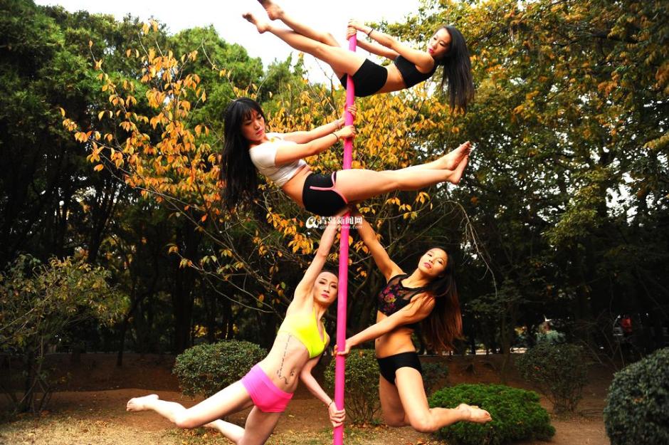 Pole dancing show in E China