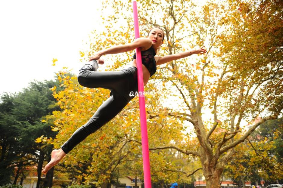 Pole dancing show in E China