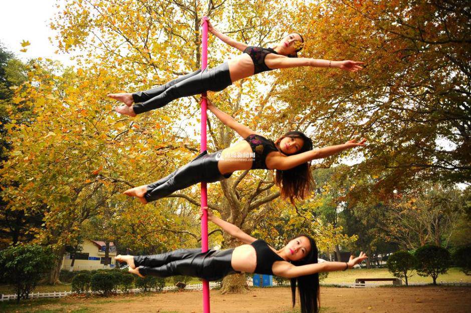 Pole dancing show in E China