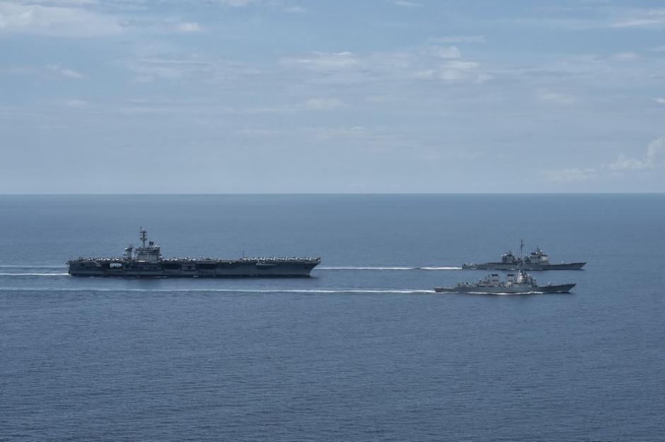 Photos of U.S. Navy intruding in South China Sea released: Aircraft carrier accompanied by two Aegis destroyers