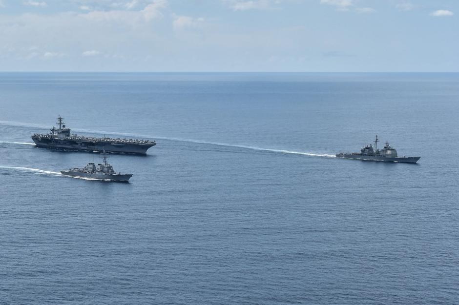 Photos of U.S. Navy intruding in South China Sea released: Aircraft carrier accompanied by two Aegis destroyers