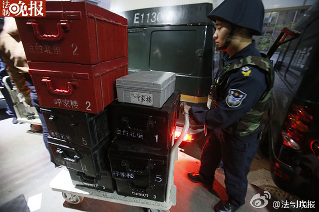 43 armored cash-in-transit vans wait in line to transport new 100-yuan banknotes