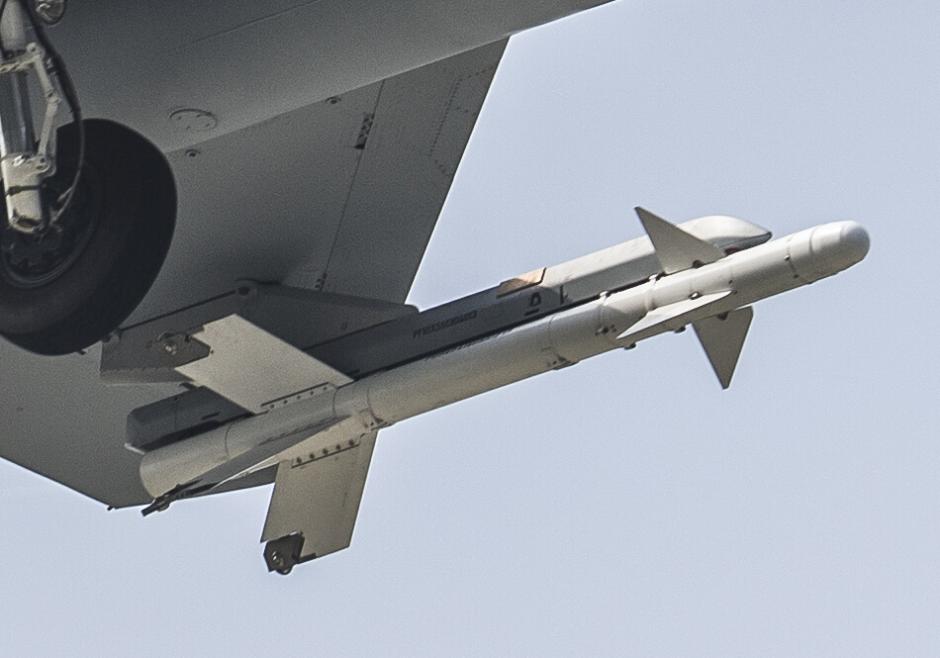 J-10B fighters with homegrown engine in test flight 