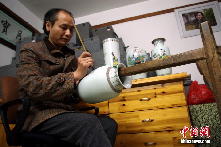 Traditional Jingdezhen porcelain painting technique 'Gucai'