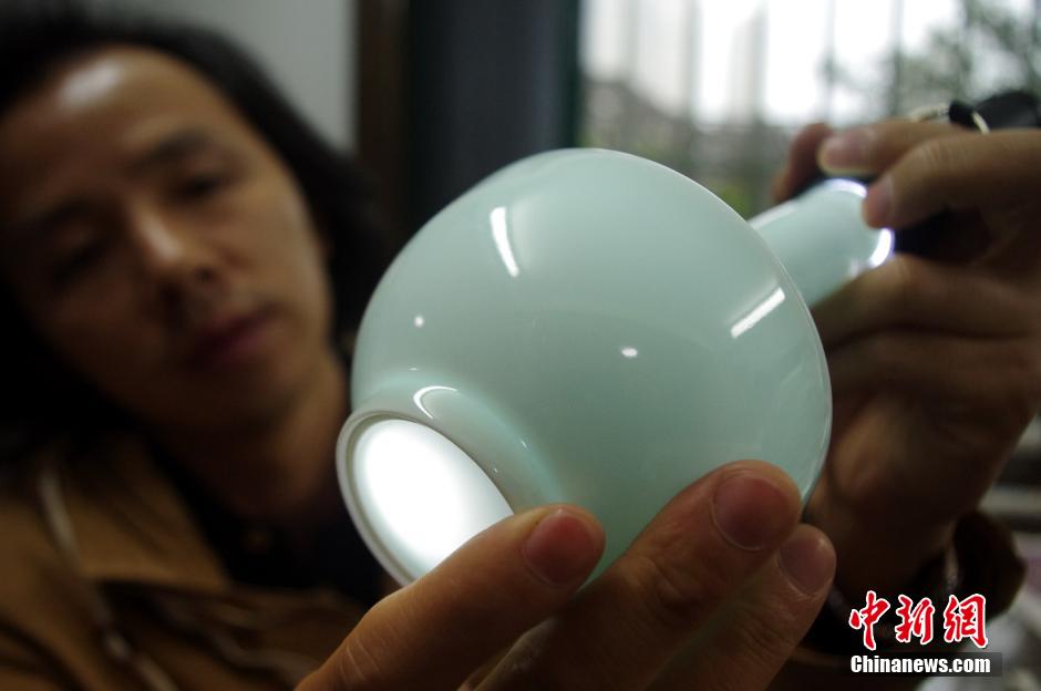 Traditional Jingdezhen porcelain painting technique 'Gucai'