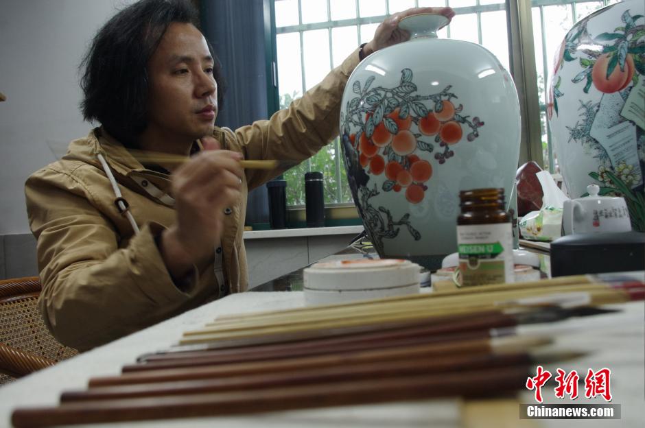 Traditional Jingdezhen porcelain painting technique 'Gucai'