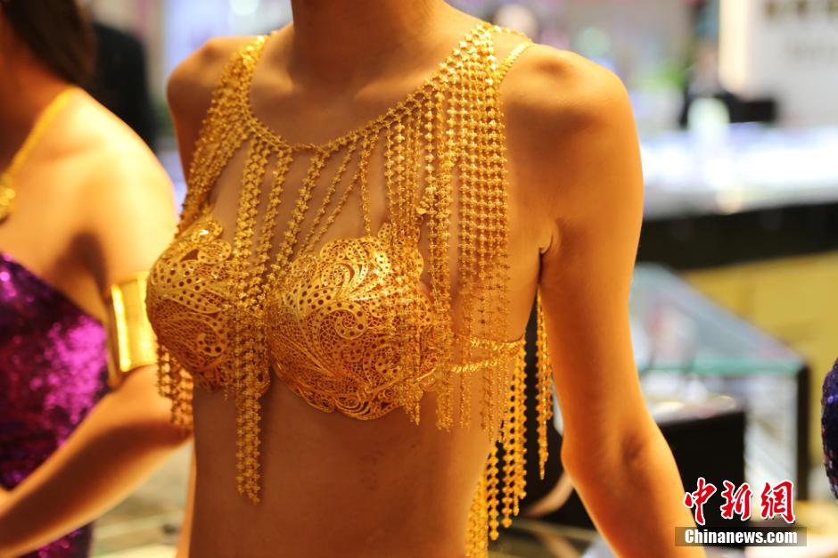 Gold lingerie show held in Guansu