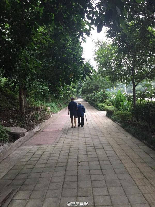 Son accompanies 87-year-old mother on a 12,775km walk home in 5 yrs