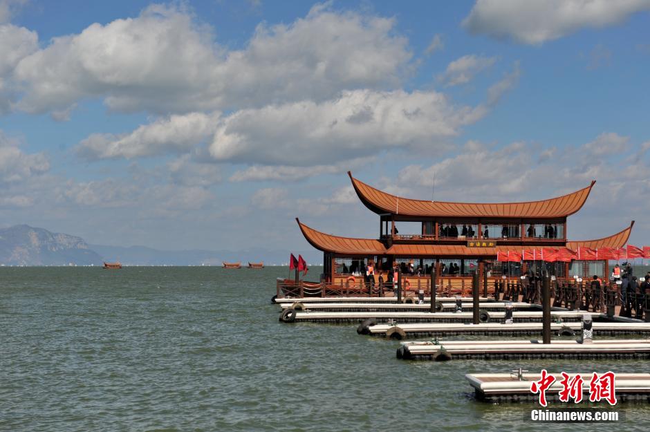 Replicas of ancient ferry attract citizens in SW China