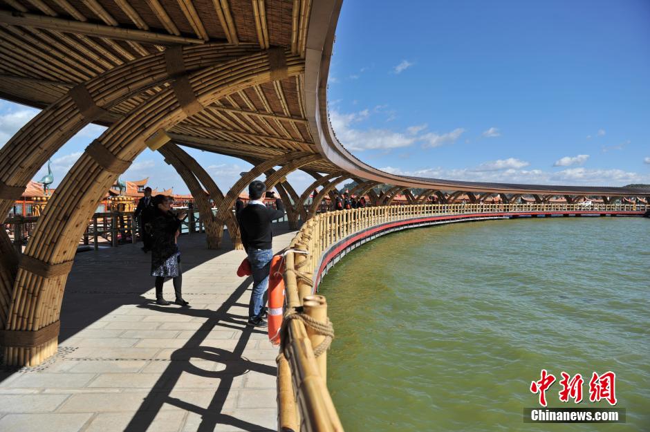 Replicas of ancient ferry attract citizens in SW China