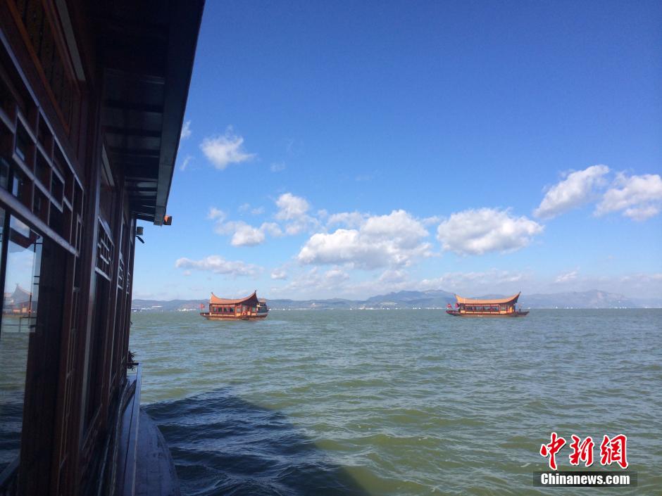 Replicas of ancient ferry attract citizens in SW China