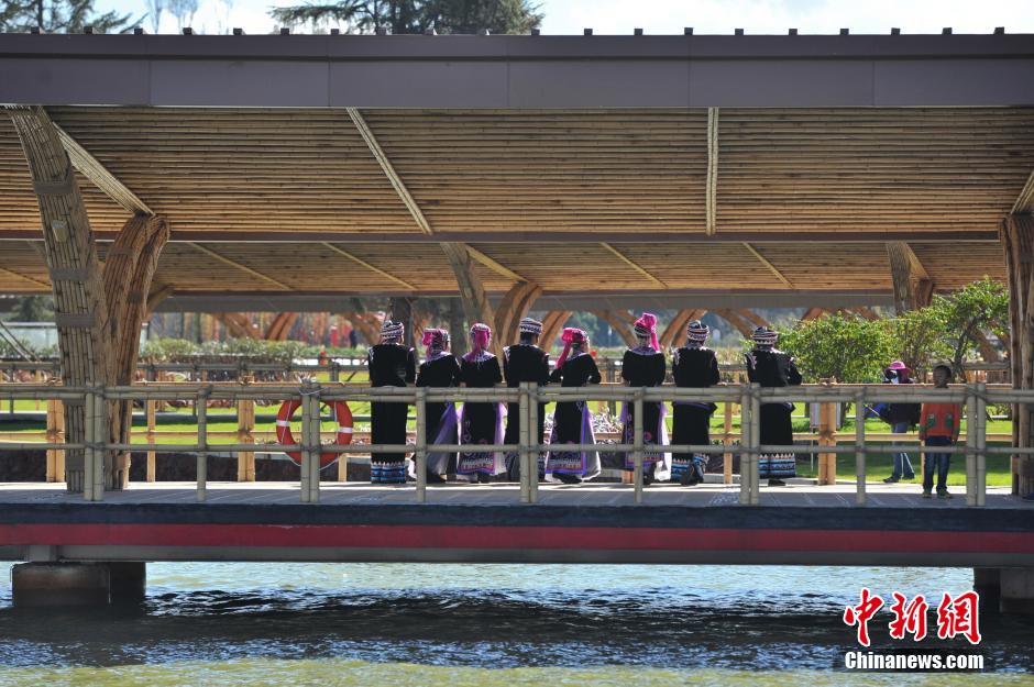 Replicas of ancient ferry attract citizens in SW China