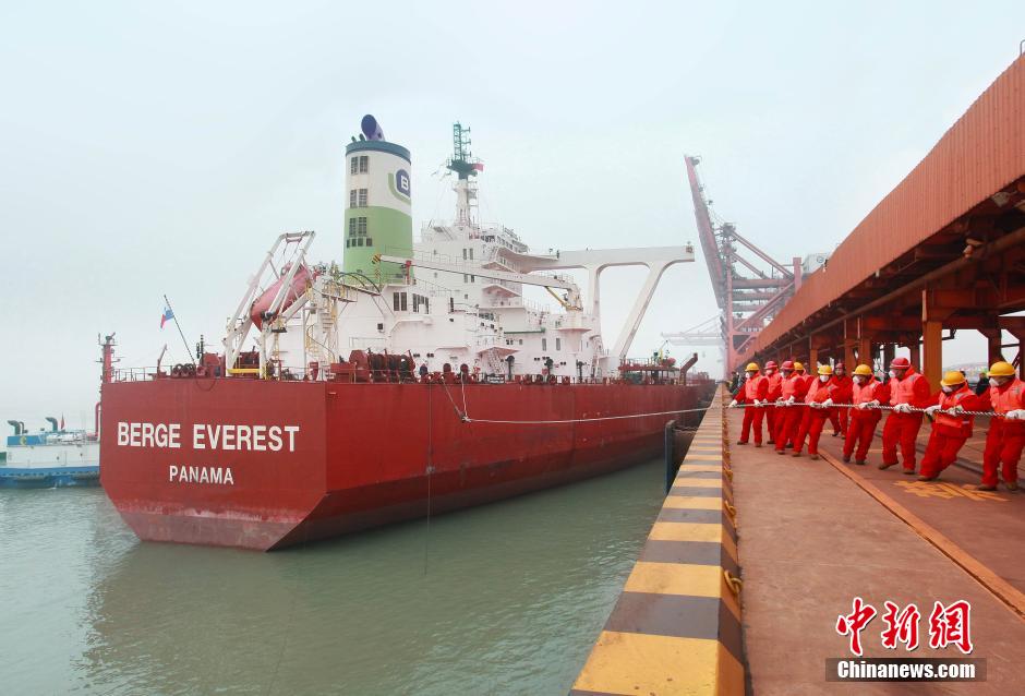 World’s largest ore carrier docks in Bohai Bay