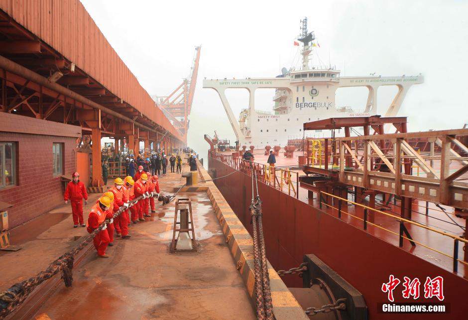 World’s largest ore carrier docks in Bohai Bay