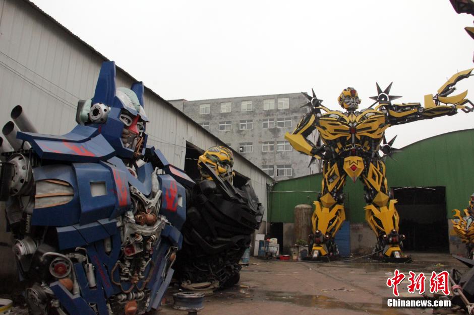 Man builds 12-meter-tall Bumblebee in 5 months