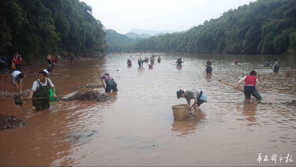 Residents dig stones in river for jade in SW China