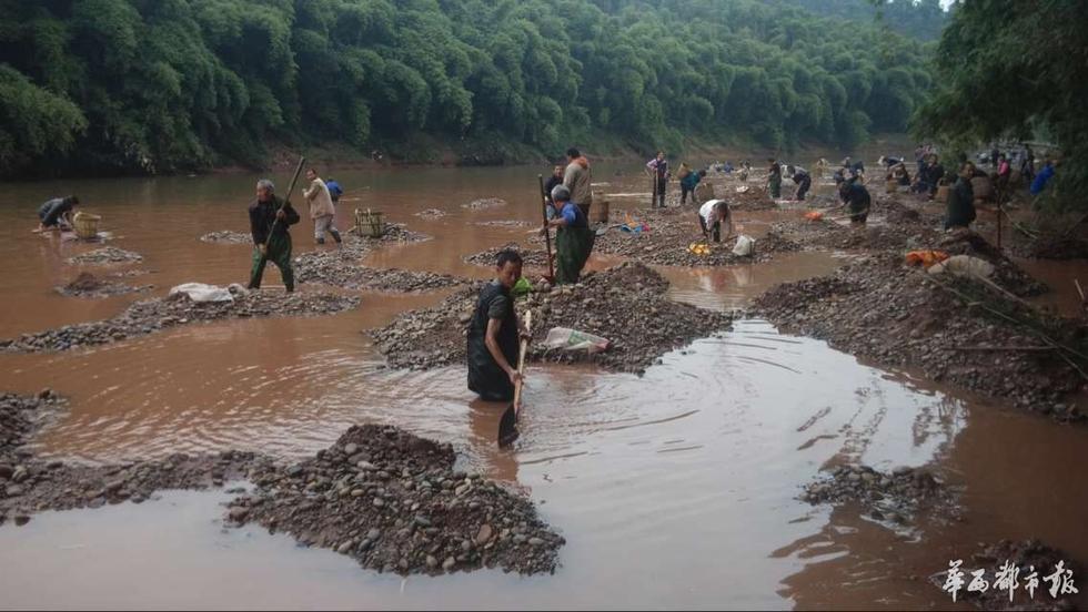 Residents dig stones in river for jade in SW China