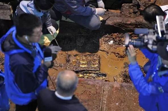 Largest Single Batch of Gold Relics Unearthed in 2000-yr-old Tomb